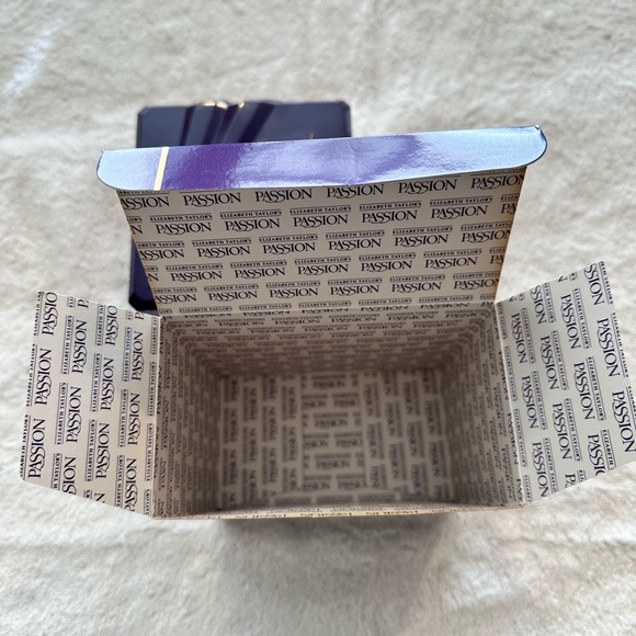 Elizabeth Taylor’s Passion Perfumed Dusting Powder - Picture 6 of 6